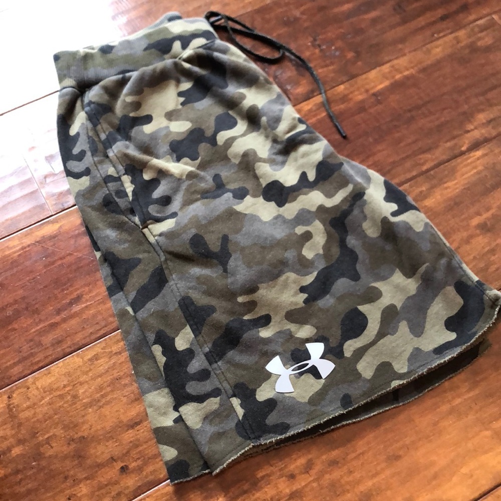 LIKE NEW UNDER ARMOUR SWEATPANTS SHORTS